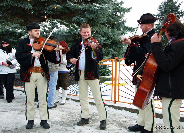Vianočné trhy vo Valči prilákali mnohých.