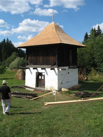 aktuálny stav rekonštrukcie - položená nová šindľová strecha, demontované schodisko a pavlač. (foto: Katarína Očková)